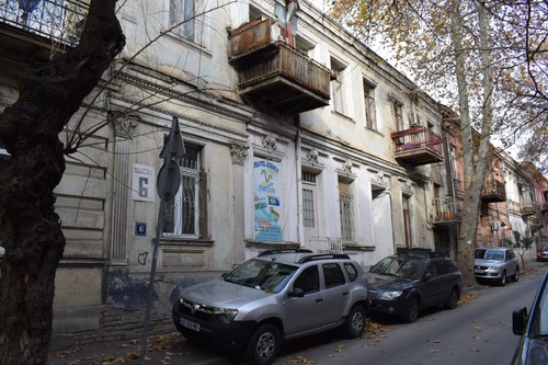 Dom przy ul. Bakinskiej 6 w Tbilisi, w którym mieszkał Bruno Bystrzyński (fot. Stanisław Koller, IPN; 2019 r.)