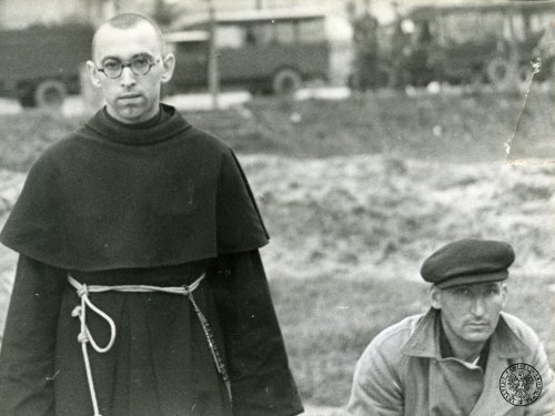 Gdynia, September 14, 1939. Two residents interned by the Germans, shortly after the occupation of the city, are waiting for questioning in the square on Świętojańska Street. On the left stands a monk from Niepokalanów dressed in a dark robe: Brother Kornel - Władysław Kaczmarek (photo from the Institute of National Remembrance archives)