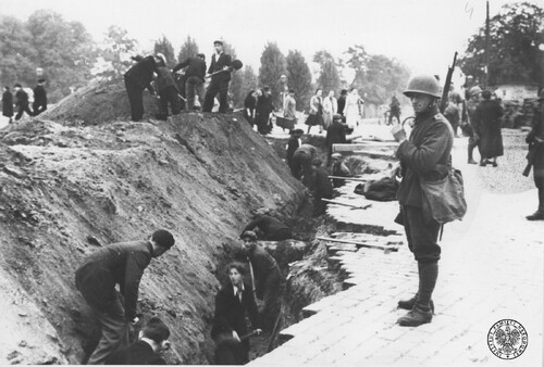 Ludność Warszawy kopiąca rowy przeciwlotnicze w 1939 r. Autor: Julien Bryan. Zdjęcie pochodzi ze zbioru przekazanego do zasobu IPN przez p. Wandę Nosal (fot. z zasobu IPN)