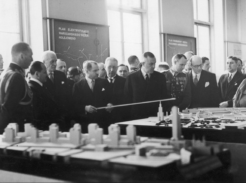 Otwarcie wystawy pt. „Warszawa przyszłości” w Muzeum Wojska w Warszawie, 28 marca 1936 r. Pośrodku, ze wskaźnikiem, Stefan Starzyński, po lewej od niego prezydent Ignacy Mościcki (fot. z zasobu NAC)