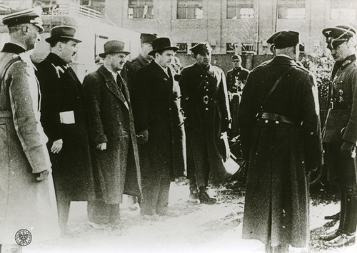 Delegacja polska w czasie rozmów kapitulacyjnych z Niemcami. Trzeci od lewej Felicjan Jabłoński, czwarty – prezydent Warszawy Stefan Starzyński. Po prawej niemiecki generał piechoty Johannes Blaskowitz (pierwszy od prawej), dowódca 8. Armii niemieckiej, rozmawia z generałem dywizji Tadeuszem Kutrzebą (drugi od prawej), zastępcą dowódcy Armii „Warszawa”, 28 września 1939 r. (fot. z zasobu IPN)