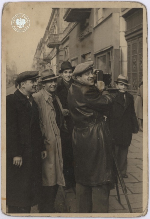 Henryk Śmigacz jako fotoreporter. Warszawa, 1938/1939 r. (fot. z zasobu AIPN)