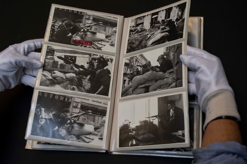 Album ze zdjęciami H. Śmigacza z powstania warszawskiego, stan przed konserwacją (fot. IPN)