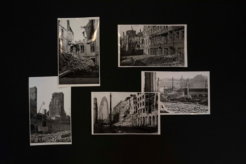 Plansza ze zdjęciami H. Śmigacza dokumentująca zniszczenia stolicy w czasie powstania warszawskiego (z zasobu AIPN)