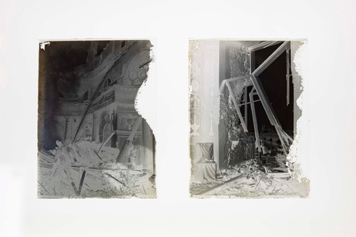 Szklane negatywy, umieszczone na podświetlarce, przedstawiające zniszczenia Warszawy w 1939 r. (fot. K. Adamów, IPN)