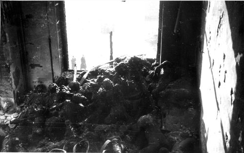 Zdjęcia spalonych więźniów wykonane tuż po masakrze 19 I 1945 r. (fot. z zasobu IPN)