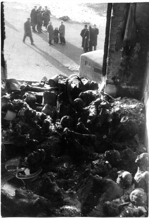Zdjęcia spalonych więźniów wykonane tuż po masakrze 19 I 1945 r. (fot. z zasobu IPN)