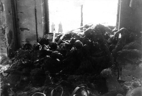 Zdjęcia spalonych więźniów wykonane tuż po masakrze 19 I 1945 r. (fot. z zasobu IPN)