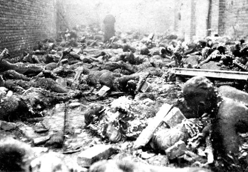 Zdjęcia spalonych więźniów wykonane tuż po masakrze 19 I 1945 r. (fot. z zasobu IPN)