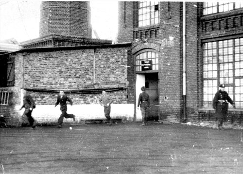 Więźniowie podczas apelu (fot. z zasobu IPN)