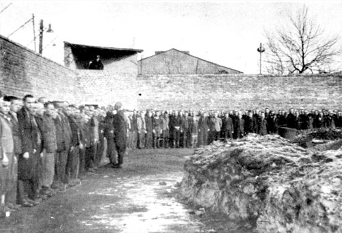 Więźniowie podczas apelu (fot. z zasobu IPN)