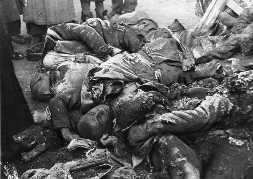 Więźniowie podczas apelu (fot. z zasobu IPN)