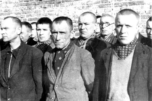 Więźniowie podczas apelu (fot. z zasobu IPN)