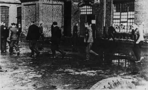 Więźniowie podczas apelu (fot. z zasobu IPN)