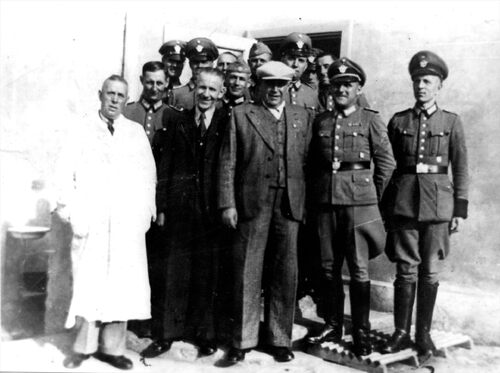 Więźniowie podczas apelu (fot. z zasobu IPN)