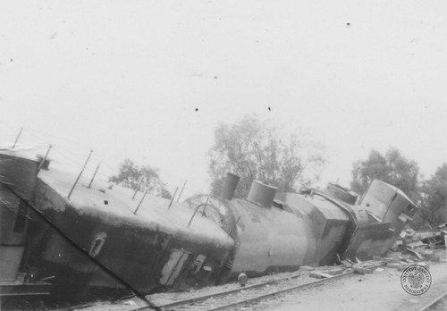 Wykolejony 10 września 1939 r. pociąg pancerny nr 13 „Generał Sosnkowski” na stacji w Łochowie. Na pierwszym planie po lewej wagon szturmowy, dalej opancerzona lokomotywa i wieża wagonu artyleryjskiego. Autor: Dahms (Propaganda-Kompanie). Zdjęcie pochodzi ze zbioru kopii cyfrowych fotografii dokumentujących wydarzenia II wojny światowej, pozyskanego z Narodowej Agencji Archiwów i Nagrań w College Park w stanie Maryland w USA (fot. z zasobu IPN

Wykolejony 10 IX 1939 r. pociąg pancerny nr 13 „Generał Sosnkowski” na stacji w Łochowie. Na pierwszym planie po lewej wagon szturmowy, dalej opancerzona lokomotywa i wieża wagonu artyleryjskiego. Autor: Dahms (Propaganda-Kompanie). Zdjęcie pochodzi ze zbioru kopii cyfrowych fotografii dokumentujących wydarzenia II wojny światowej, pozyskanego z Narodowej Agencji Archiwów i Nagrań w College Park, Maryland, USA (fot. z zasobu IPN)