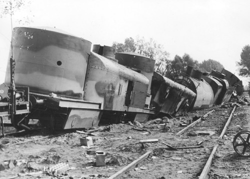 Wykolejony pociąg pancerny nr 13 „Generał Sosnkowski”. Na pierwszym planie po lewej dwuwieżowy wagon artyleryjski, dalej wagon szturmowy i opancerzona lokomotywa. Autor: Rascheit, samodzielny pluton propagandowy Luftwaffe (fot. z zasobu IPN)