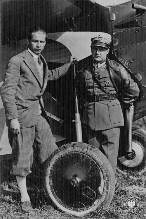 Stanisław Wigura i Franciszek Żwirko pozują do zdjęcia przy niezidentyfikowanym samolocie. Kolekcja: Andrzej Kapłański (fot. z zasobu IPN)