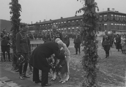 Dzieci Rodziny Wojskowej wręczają kwiaty Preydentowi RP Ignacemu Mościckiemu, uczestniczącemu w obchodach piętnastolecia 2. Pułku Artylerii Lekkiej w Kielcach (fot. z zasobu NAC)