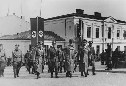 Hans Frank w towarzystwie niemieckich oficerów w drodze na zamek w Kielcach - podczas podróży nspekcyjnej (fot. z zasobu NAC)
