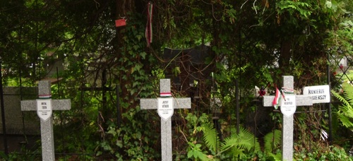 Groby trzech żołnierzy węgierskich pochowanych w Podkowie Leśnej (fot. Maria Zima)