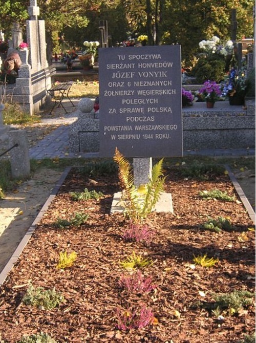 Mogiła siedmiu Węgrów w Raszynie (fot. Wikimedia commons/autor: Halibutt/CC BY-SA 3.0)