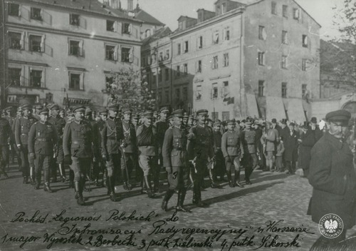 Powołanie Rady Regencyjnej; pochód Legionów Polskich w ramach intronizacji Rady Regencyjnej; Zamek Królewski w Warszawie, 27 X 1917 r. Fot. z zasobu IPN