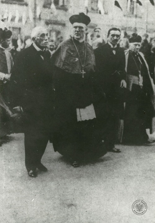 Powołanie Rady Regencyjnej; członkowie Rady na dziedzińcu Zamku Królewskiego w Warszawie. Stoją od lewej: hr. Józef Ostrowski, abp Aleksander Kakowski, książę Zdzisław Lubomirski, ks. prałat Zygmunt Chełmicki (sekretarz Rady); 27 października 1917 r. Fot. z zasobu IPN