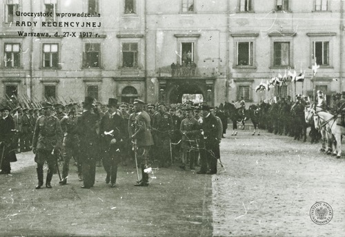 Powołanie Rady Regencyjnej; grupa oficerów i żołnierzy na dziedzińcu Zamku Królewskiego w Warszawie w trakcie uroczystości wprowadzenia Rady Regencyjnej; 27 października 1917 roku