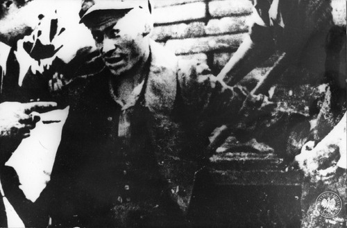 Obrońcy Starówki wychodzą z kanałów na ul. Wareckiej, sierpień 1944 r.. Fot. Jerzy Tomaszewski, „Epizody Powstania Warszawskiego”, Warszawa 1979 r. (z zasobu IPN)