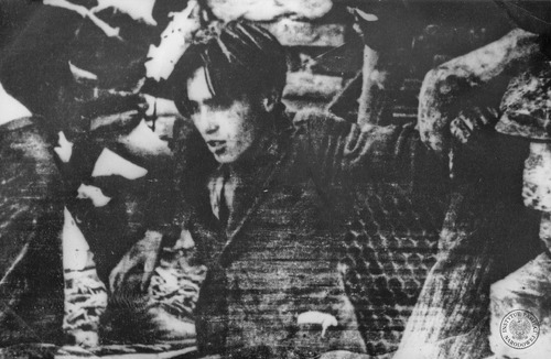 Obrońcy Starówki wychodzą z kanałów na ul. Wareckiej, sierpień 1944 r. Fot. Jerzy Tomaszewski, „Epizody Powstania Warszawskiego”, Warszawa 1979 r. (z zasobu IPN)