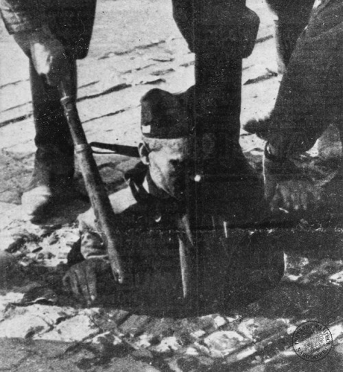 Wyjście z kanału na ul. Dworkowej, w ręce Niemców. Warszawa, 2 X 1944 r. (z: J. Kirchmayer „Powstanie warszawskie” (fot. z zasobu IPN)