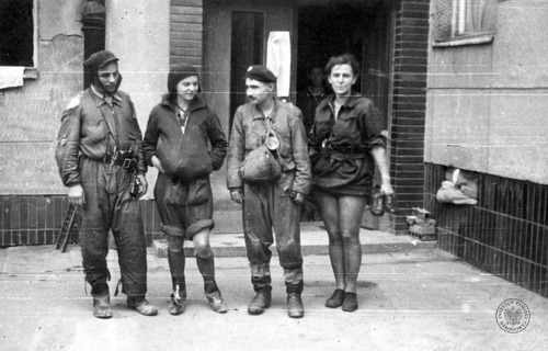 Patrol kanałowy na ul. Malczewskiego 6. Od lewej stoją: strz. Henryk Jerzy Ziółkowski „Góral”, Barbara Filipowicz-Tomaszewska „Barska”, sierż. pchor. Jerzy Krzysztofowicz „Selim”, ppor. Janina Zaborowska „Rena”. Autor: Sabina Żdżarska „Anna” (fot. z zasobu IPN)