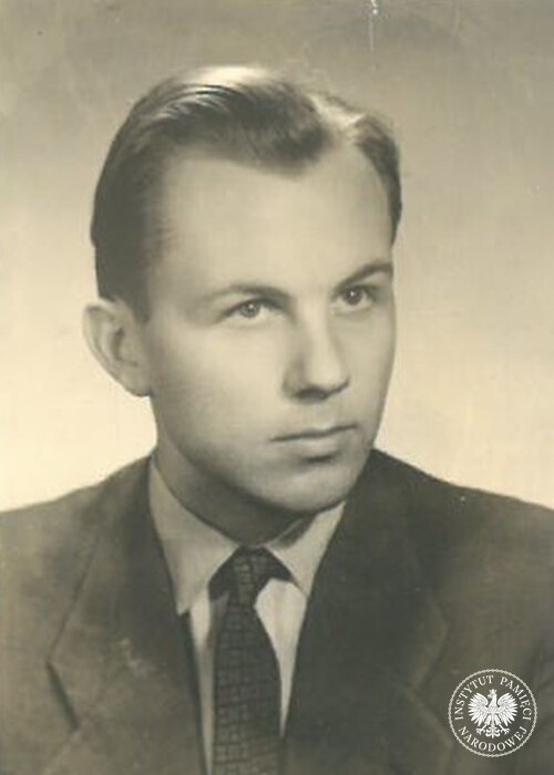 Maciej Zimiński, 1957 r., zdjęcie z akt paszportowych (fot. z zasobu IPN)