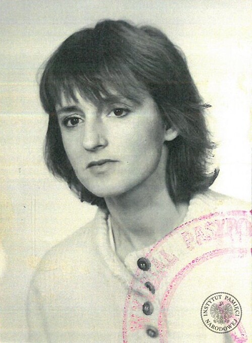 Joanna Zacharzewska, 1986 r., zdjęcie z kwestionariusza z akt paszportowych (fot. z zasobu IPN)