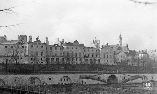 Zamek Królewski w Warszawie. Widoczne zniszczenia po bombardowaniu i pożarze we wrześniu 1939 r. Zdjęcie wykonane po 1 października (fot.z zasobu IPN)