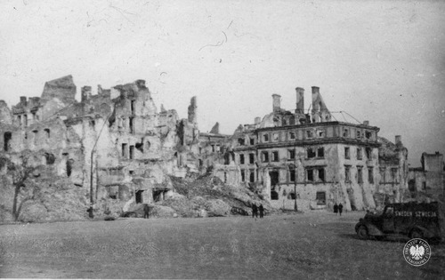 Ruiny budynków na warszawskiej Starówce, przy placu Zamkowym. Zdjęcie wykonane między 17 stycznia 1945 r. a końcem roku 1948 (fot. z zasobu IPN)