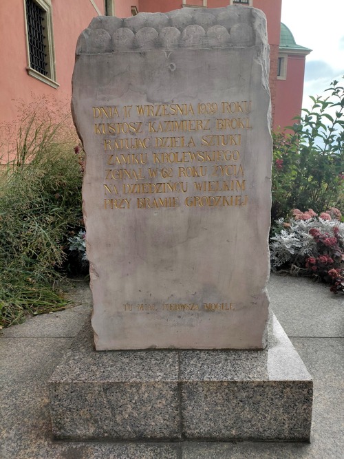 Obelisk upamiętniający Kazimierza Brokla odsłonięty 17 września 1984 r. obok Zamku Królewskiego. Napis głosi: „Dnia 17 września 1939 roku kustosz Kazimierz Brokl, ratując dzieła sztuki Zamku Królewskiego, zginął w 62. roku życia na Dziedzińcu Wielkim przy Bramie Grodzkiej. Tu miał pierwszą mogiłę”. Warszawa, 2023 r. (fot. Irena Siwińska)