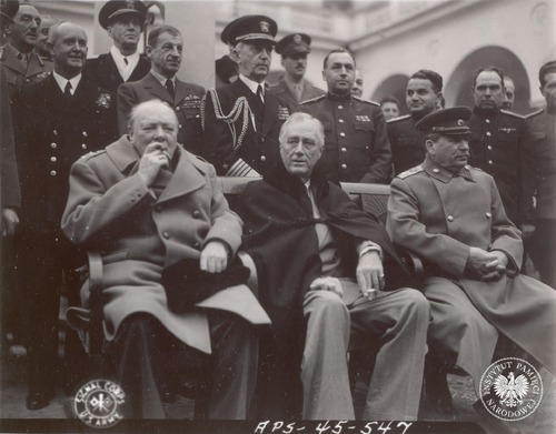 „Wielka trójka” podczas obrad konferencji w Jałcie w lutym 1945 r. z udziałem przedstawicieli ZSRS, Stanów Zjednoczonych i Wielkiej Brytanii. Siedzą od lewej: Winston Churchill, Franklin Delano Roosevelt, Józef Stalin. Zdjęcie ze zbioru kopii cyfrowych fotografii dokumentujących wydarzenia II wojny światowej pozyskanych z Narodowej Agencji Archiwów i Nagrań w College Park w stanie Maryland w USA (fot. z zasobu AIPN)
