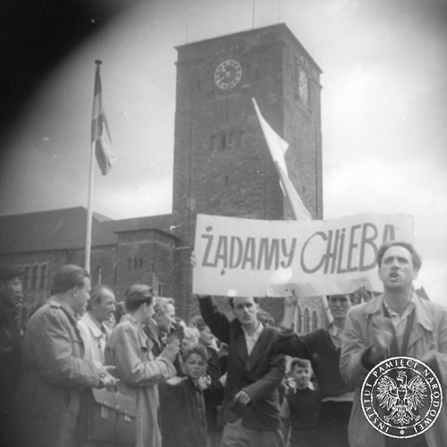 Poznański czerwiec 1956. Demonstranci podczas przemarszu z jednym z transparentów (fot. z zasobu AIPN )
