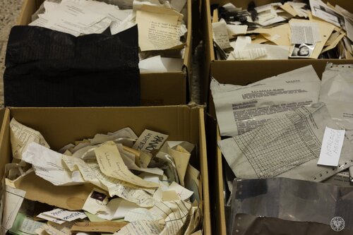 Rozsyp - zniszczona dokumentacja wytworzona przez MBP i MSW przekazana do IPN w tzw. workach ewakuacyjnych (fot. z zasobu AIPN)
