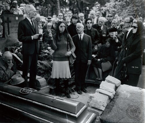 Zdjęcie z pogrzebu Leona Lecha Beynara. Pierwsza od prawej, w chuście i ciemnych okularach, żona pisarza Zofia Beynar-O’Bretenny