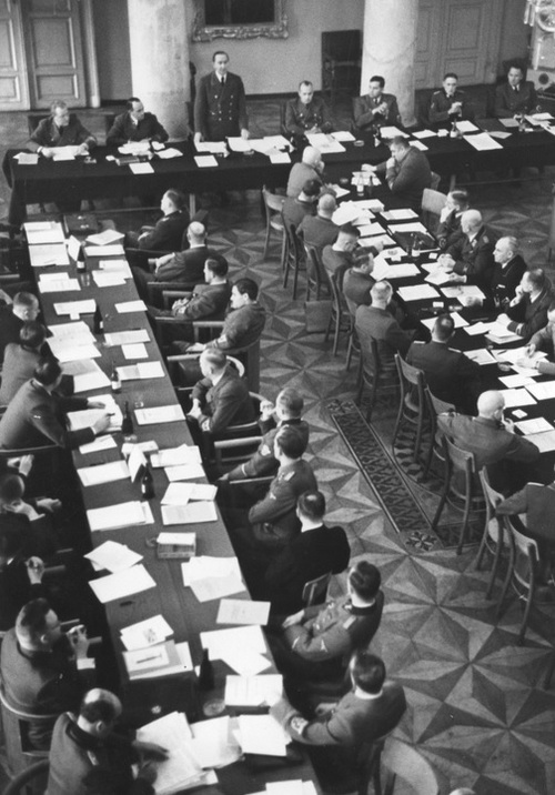 Posiedzenie rządu Generalnego Gubernatorstwa. Przemawia Karl Lasch. Widoczni także: Hans Frank (czwarty z lewej) Josef Buhler (piąty z lewej) i Ludwig Losacker (drugi z lewej) (fot. z zasobu NAC)