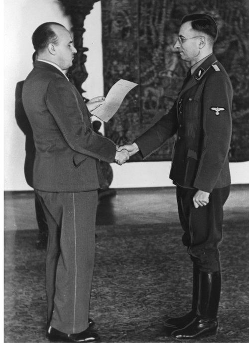 Friedrich Siebert odbiera od Hansa Franka nominacje na stanowisko kierownika wydziału spraw wewnętrznych przy rządzie Generalnego Gubernatorstwa, styczeń 1941 r. (fot z zasobu NAC)