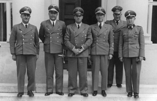 Generalny Gubernator Hans Frank w towarzystwie gubernatorów dystryktów - fotografia grupowa. Od lewej widoczni Ernst Kundt, Ludwig Fischer, Hans Frank, Otto Wachter, Ernst Zorner i Richard Wendler., październik 1942 r. (fot z zasobu NAC)