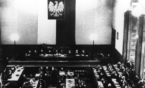 Sala sądowa Gmachu Głównego Muzeum Narodowego w Krakowie w czasie procesu 40 byłych członków załogi KL Auschwitz-Birkenau przed Najwyższym Trybunałem Narodowym, 24 listopada - 16 grudnia 1947 (fotokopia z zasobu AIPN - oryginał znajduje się w zbiorach Państwowego Muzeum Auschwitz-Birkenau)