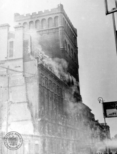 Atak powstańców na budynek Pasty, fotografia E. Lokajskiego z albumu „Powstanie Warszawskie” (fot. z zasobu AIPN)