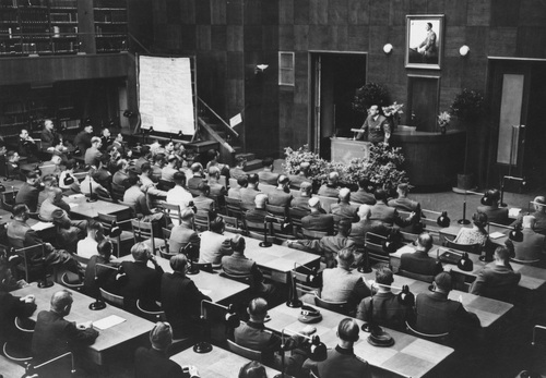 Wystąpienie gubernatora Hansa Franka przed uczestnikami kursu na Akademii Administracji Generalnego Gubernatorstwa, urządzonego w czytelni głównej Biblioteki Jagiellońskiej, 1942 r. (fot. z zasobu NAC)