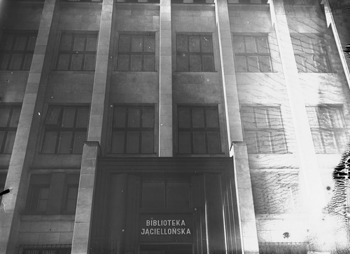 Fragment fasady z wejściem głównym do gmachu Biblioteki Jagiellońskiej przy Al. Adama Mickiewicza w Krakowie, 1938 r. (fot. z zasobu NAC)
