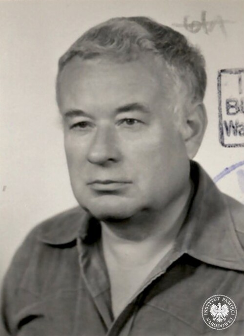Mieczysław Czechowicz. Zdjęcie z kwestionariusza z akt paszportowych, 1984 r. (fot. z zasobu AIPN)